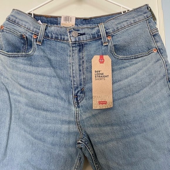 NWT- Levi's 569TM Loose Straight Shorts. Cut low- Waist - 30 - Picture 3 of 8